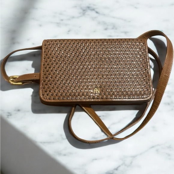Albert Nipon Handbags - Vintage Albert Nipon leather gorgeous crossbody adjustable bag EUC